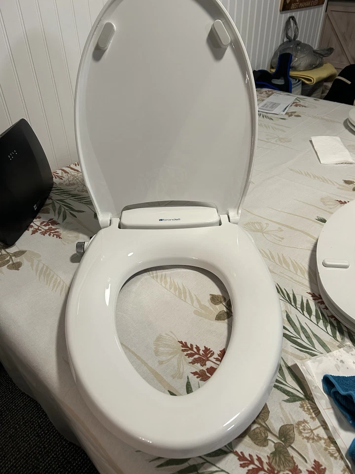 American Standard Bedminster Wood White Round Soft Close Toilet Seat - Image 2 of 4