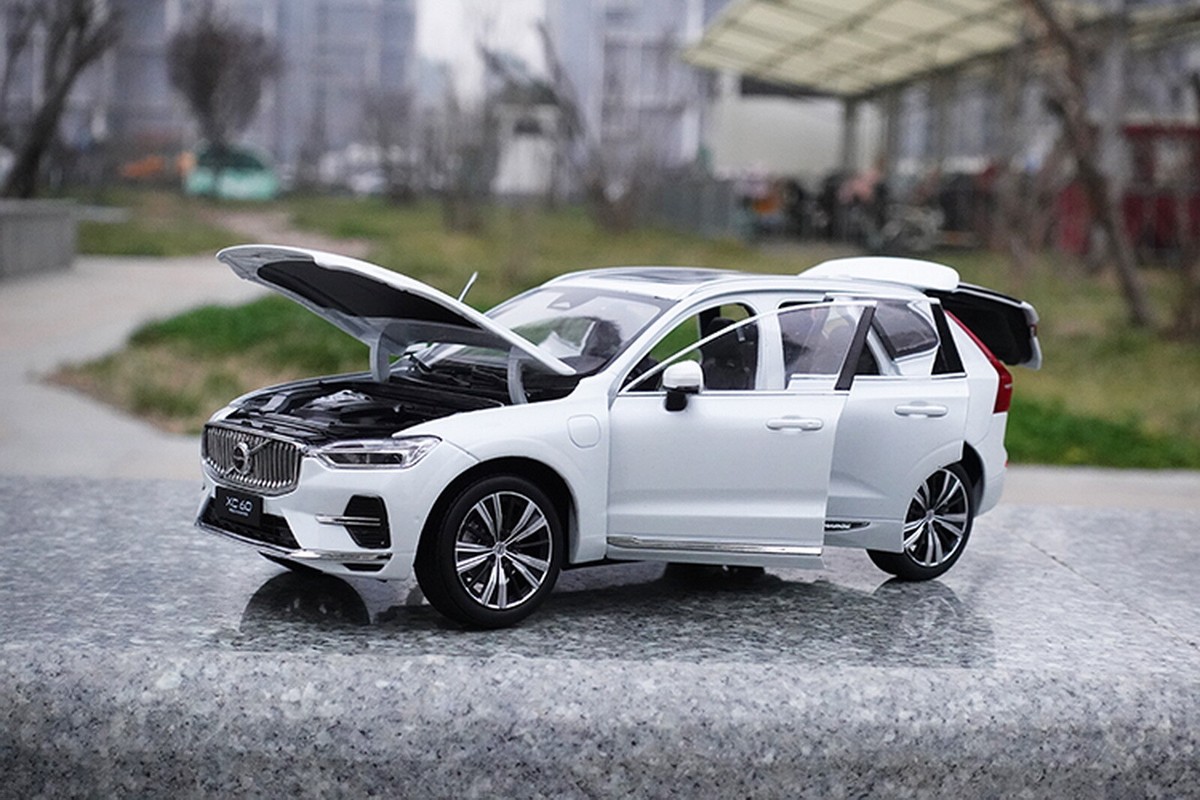 1/18 Scale Volvo XC60 SUV 2022 White Diecast Car Model Toy