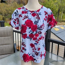 Elle Women's Short Sleeve XS Floral Blouse Light Blue W Red Flowers Non Wrinkle