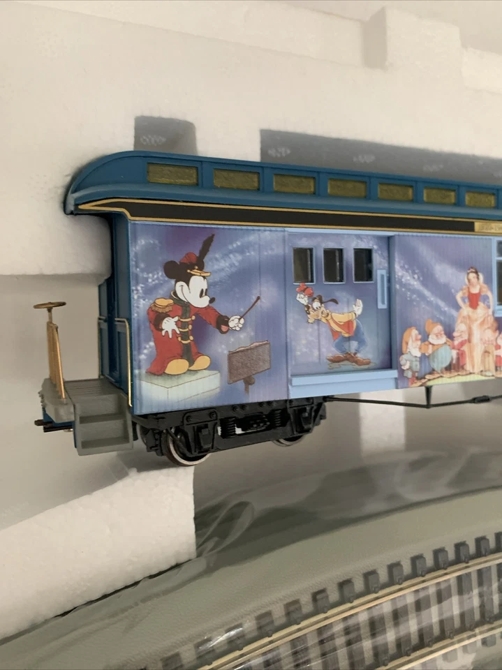 Hawthorne Village HO Gauge Disney Express “ Passenger Car“ 1920-1940 w/Track NIB - Image 4 of 4
