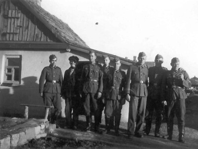 Photo Repro 15x10 04. Poland soldiers with farmer in front of his house, probably PL or RUS