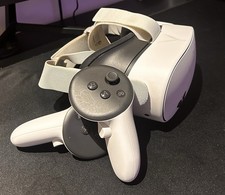 Barely Used Clean Very Good Quality Oculus Quest 2 128GB VR .battery controllers