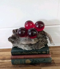 Ancien raisin lucite rouge sur bois