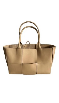 Bottega Veneta Arco Tote Bag aus weichem Lammleder in der Farbe  Almond .
