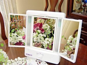 CONAIR 3 WAY ELECTRIC MAKE UP MIRROR WITH 2 SIDES MIRRORS AND 4 LIGHT SETTINGS