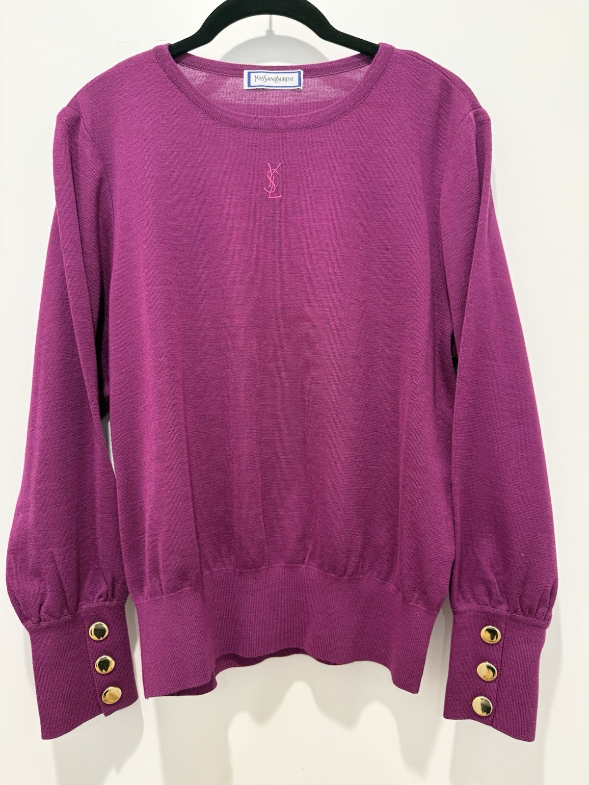 Maglia Yves Saint Laurent magenta con dettagli bottoni oro media