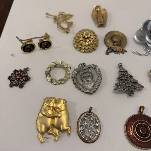 New ListingVintage Costume Jewelry Brooch Lot of 21 Gold Silver Tone Floral Heart Pins