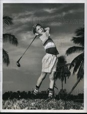 1953 Press Photo Leslie Friedman age 7 golfing after recovery from polio in Fla