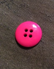 DILL BUTTONS #201074 HOT PINK ROUND--4 HOLE--18MM--14 PIECES