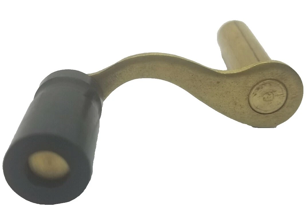 Traje Negro de latón y cofres