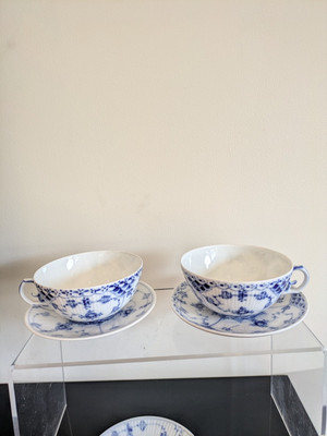 Royal Copenhagen blau geriffelt Halbspitze zwei Teetassen und Untertassen 1.