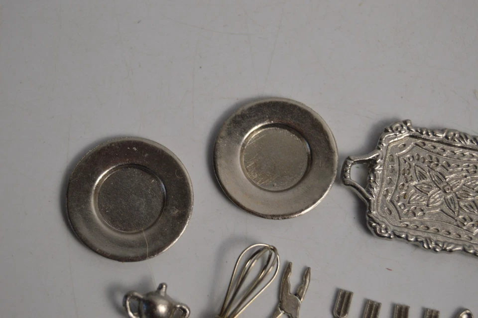 20 Piezas Metal Casa de Muñecas Miniatura Platos Bandeja Batidor Tetera Cocina Foto 3 de 4