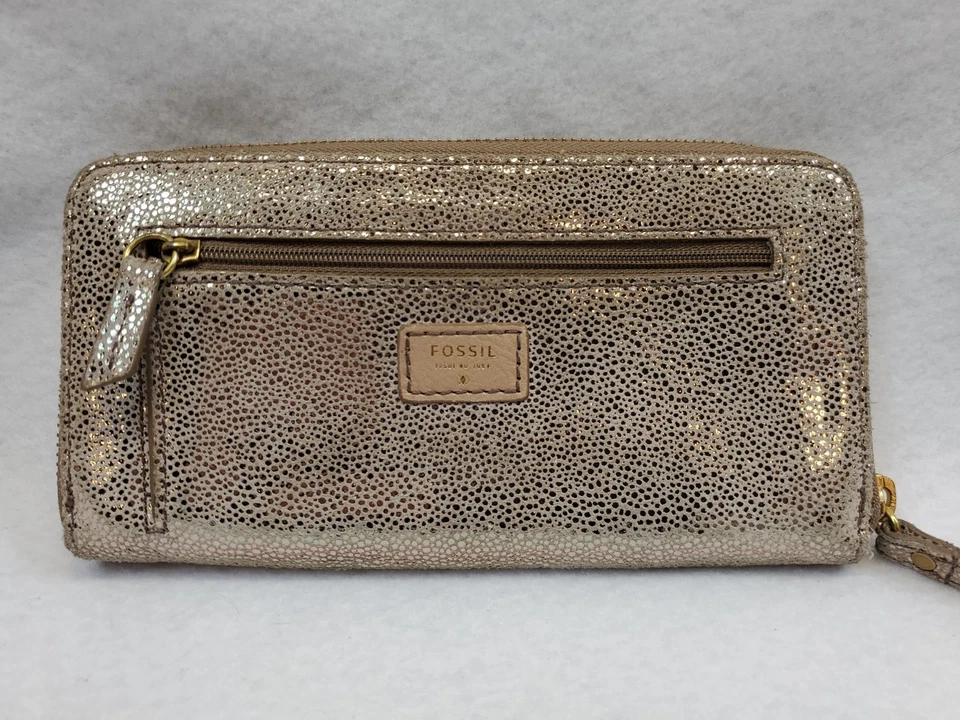 Cartera organizadora metálica grande de gamuza fósil beige y dorada moteada con cremallera larga de colección Foto 2 de 4