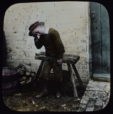 EDWARDIANISCHER JUNGE FÜHLT SICH KRANK NACH DEM RAUCHEN EINER PFEIFE UM 1910 Magische Laterne Folie FOTO