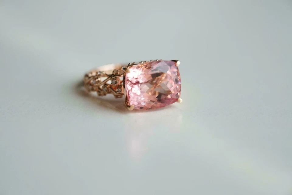 Anillo de compromiso solitario de diamantes de turmalina de corte cojín de 2 quilates de oro rosa de 14 quilates Foto 3 de 4