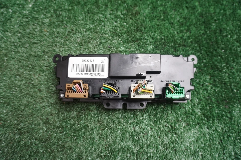 2010 2011 2012 CHEVROLET TRAVERSE TEMPERATURE AC Control PANEL OEM 25932038 - Image 2 of 4