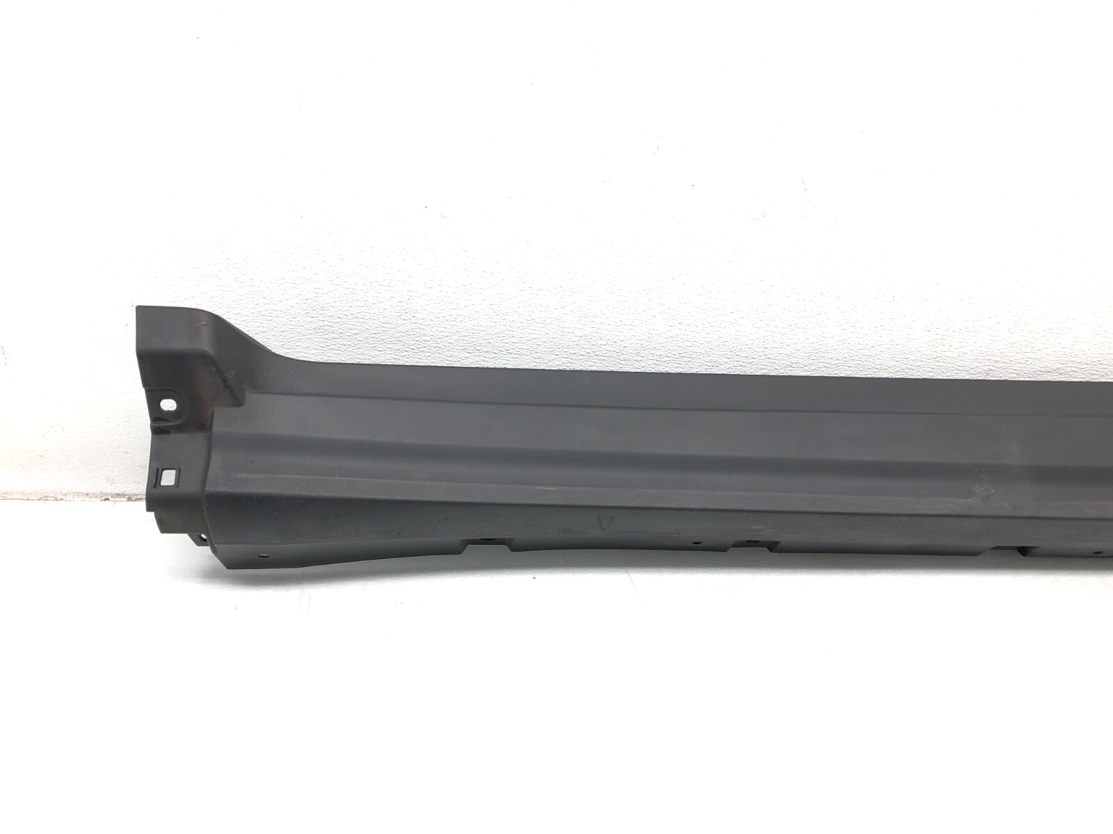2017-2022 MASERATI LEVANTE RIGHT PASSENGER SIDE SKIRT ROCKER PANEL MOLDING OEM.