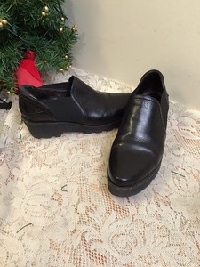 Donald J Pliner ladies Size 8 M - Black Leather-  Loafers -  Slip On - Lug Sole