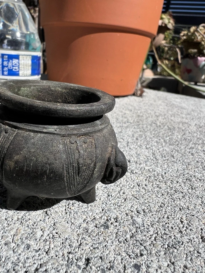 Antiguo mini quemador de incienso trípode chino de bronce Foto 3 de 4