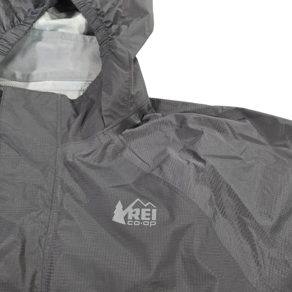 Jaqueta corta-vento REI Coop unissex infantil preta XL bolso ripstop zíper externo - Imagem 4 de 4