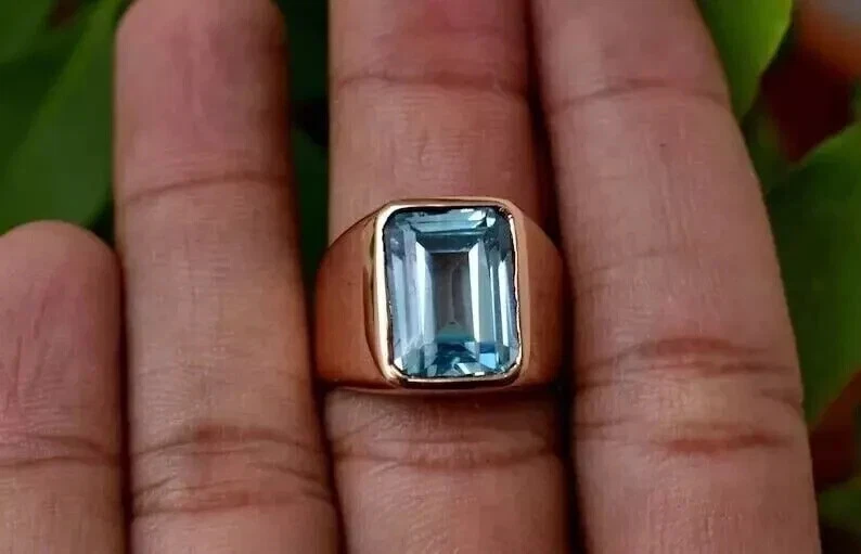 Anillo de banda para hombre de aguamarina moissanita corte esmeralda de 4,00 quilates enchapado en oro rosa de 14 quilates Foto 2 de 4