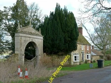Photo 6x4 Gateway to Burley on the Hill House and Fishpond Cottage Egleto c2016