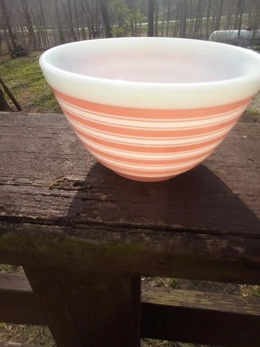 VINTAGE PYREX PINK RAINBOW STRIPES MIXING BOWL - 401 - 1  1/2 PT - MADE IN USA