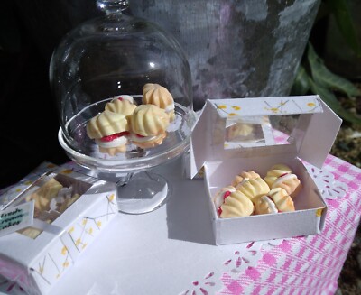 Puppenhaus 4 Miniatur Erdbeer Sahne Puffs Kuchen Geschenkbox lose 1/6 Handarbeit