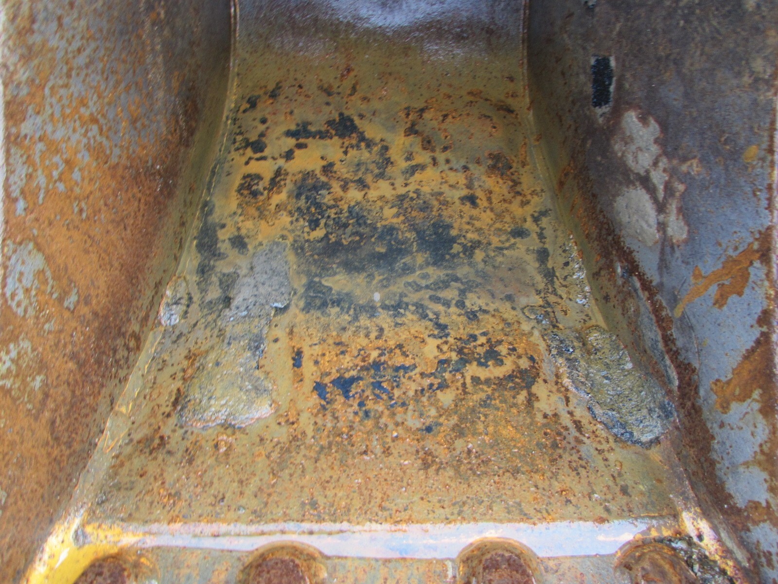 USED GENUINE JOHN DEERE 18" TOOTH BUCKET FITS MODEL 310 410 BACKHOES