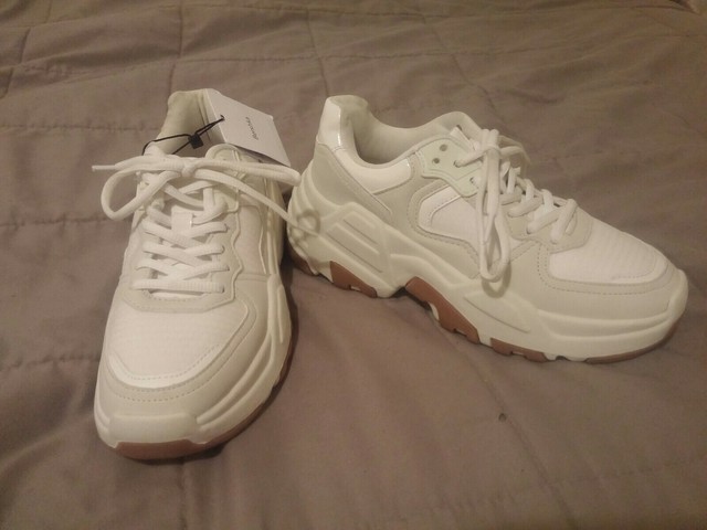 white chunky tennis shoes