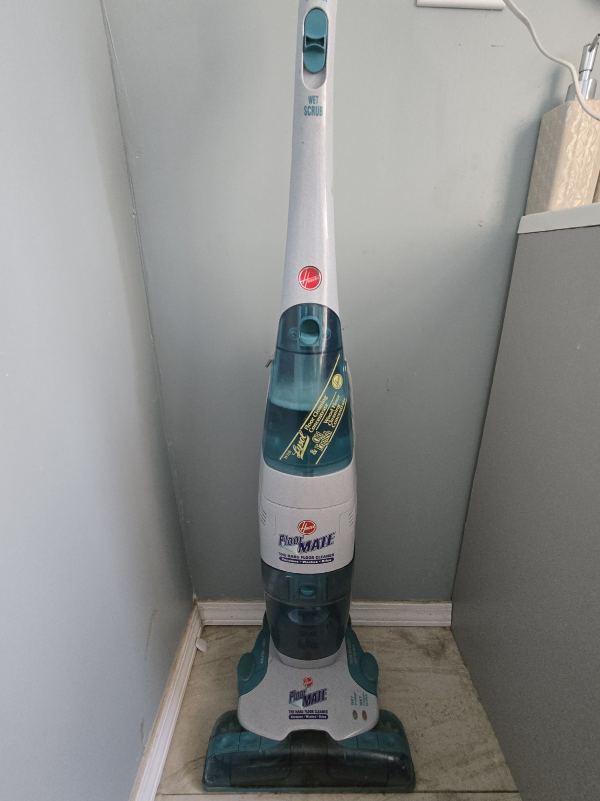 Hoover Floormate H3000 Vacuum Wet/Dry Cleaner w/ Lysol & Old English Working