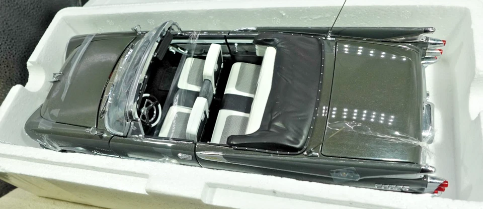 Dodge Custom Royal Lancer 1959 convertible Sun Star Platinum Collection 1/18 Foto 4 de 4