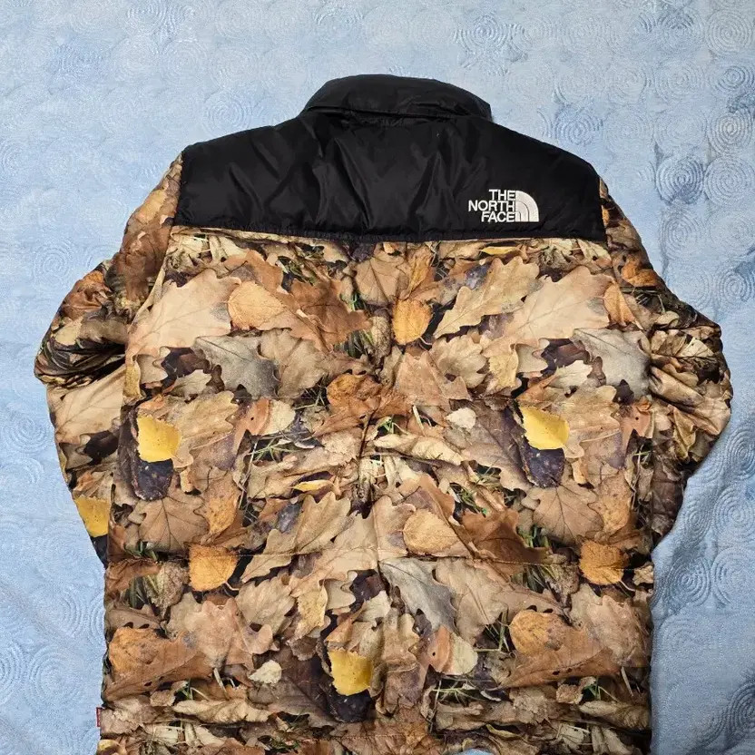 Supreme x The North Face Leaf Pattern Puffer Jacket - FW 16 thumbnail 4