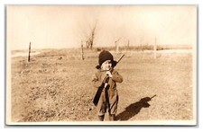 Niño pequeño con rifle pistola escopeta RPPC caza ~ lindo
