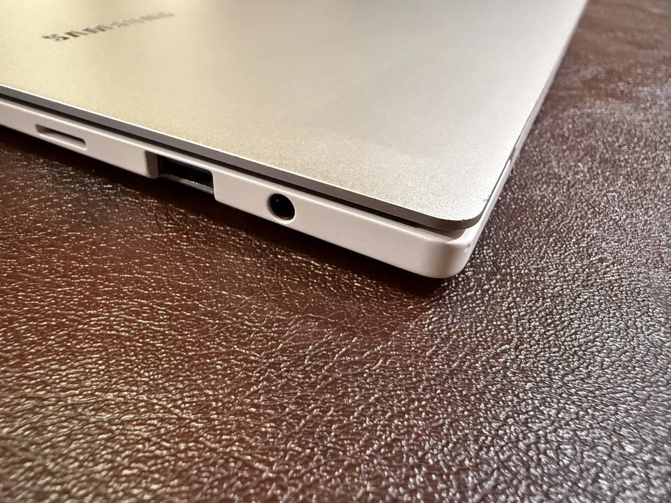 Samsung Galaxy Book2 Pro 13.3" OLED 512GB SSD, Intel i7 1260p 16GB RAM Win11 Pro Foto 2 de 4