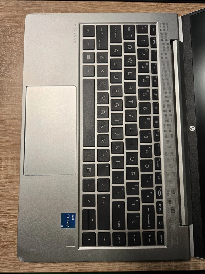 Portátil HP ProBook 440 G8 14" i5-1135G7 16+256 GB Win11 con cargador abolladura en la esquina Foto 2 de 4