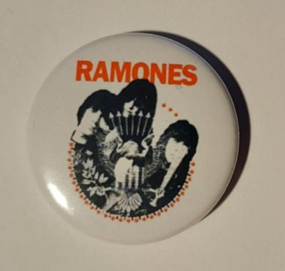 1x Ramones Button Punk Punkrock Blitzkrieg Bop 77 Hey Ho Lets go