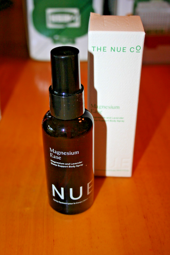 The Nue Co Magnesium Ease Sleep Support Body Spray Lavendel 2 flüssige Unzen 60 ml UVP 38 $