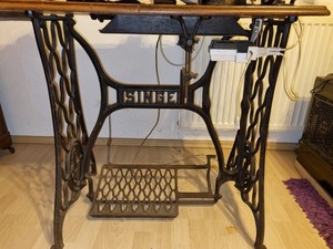 SINGER Nähmaschine Antik Gestell aus Gusseisen mit Tisch und Motor