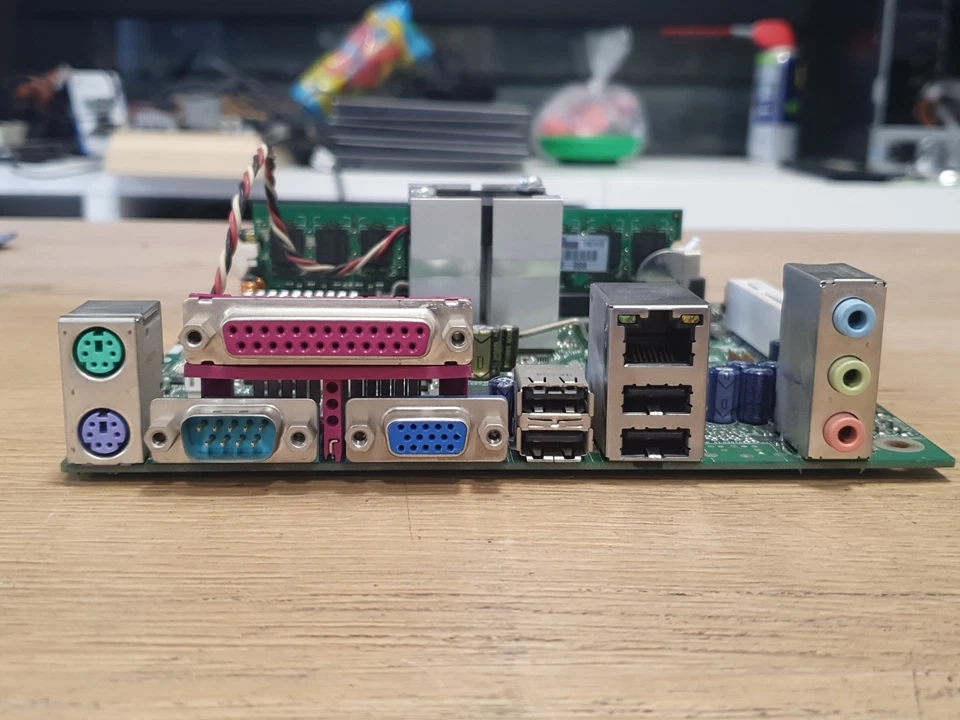 Scheda madre Mini-ITX Intel D945GCLF con processore Intel Atom 230 ed 1Gb di ram - Immagine 3 di 4