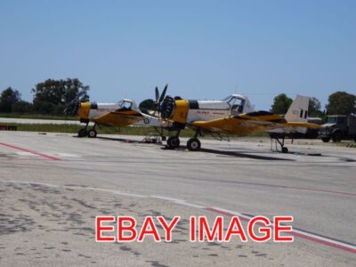 FOTO ZWEI POLIERTE PZL M18B DROMADER FEUERWEHRFLUGZEUGE IN BEREITSCHAFT AM KEF