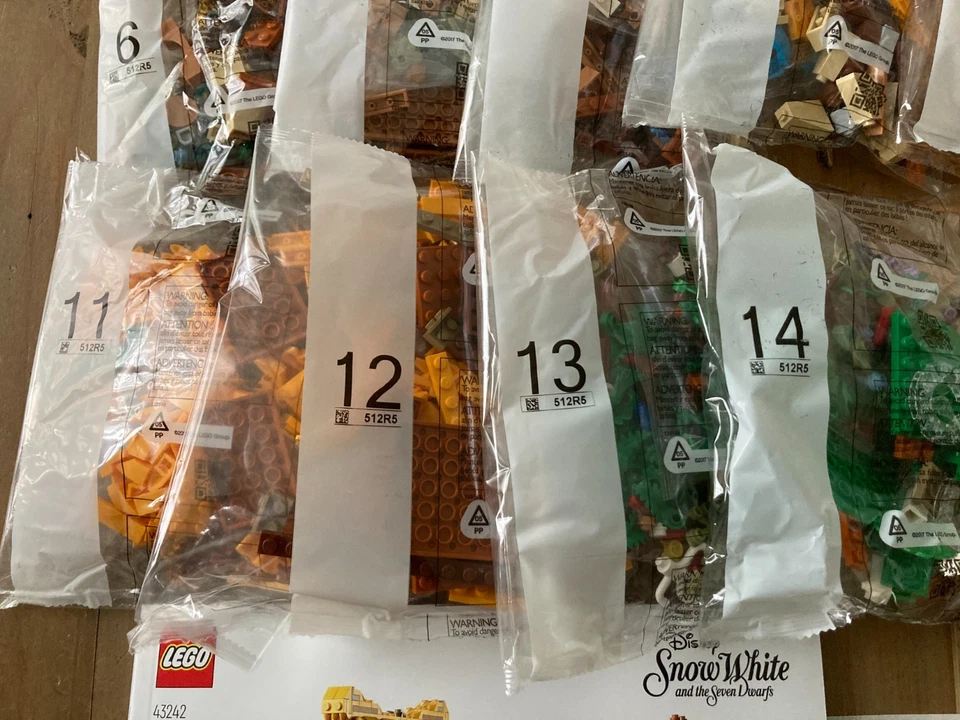 LEGO 43242 Disney Snow White and the Seven Dwarfs Cottage - NO MINIFIGURES! - Image 4 of 4