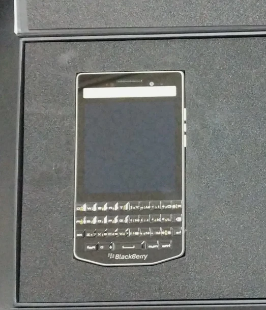 [NEW] Blackberry Porsche Design P'9983 Carbon Fiber 64GB Factory Unlocked 4G - Image 4 of 4