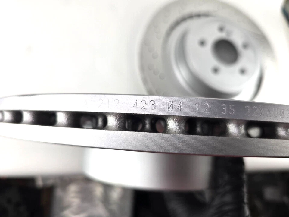 Par de rotores de freno Brembo traseros originales Mercedes Benz E63 AMG S C63 CLS63 Foto 3 de 4