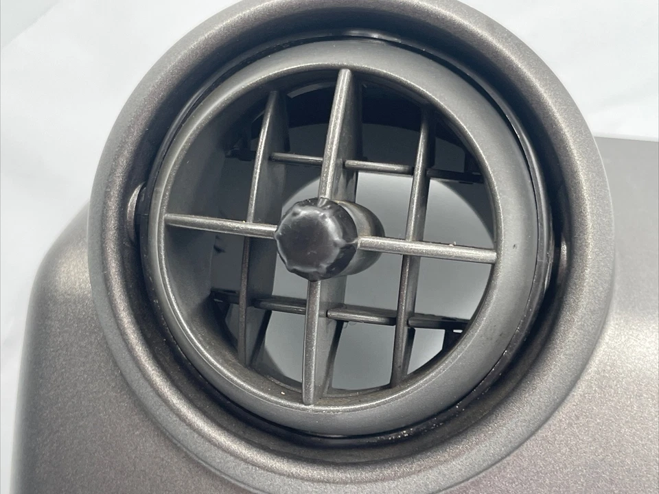 2003-2005 HUMMER H2 Painel Lado Esquerdo Exterior AC Acabamento Moldura de Ventilação de Ar Fabricante de Equipamento Original Prata/Cinza - Imagem 2 de 4