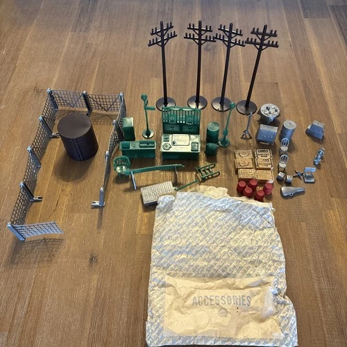 Original MARX Untouchables Playset Accessories Silver & Green Fence Poles Boxes