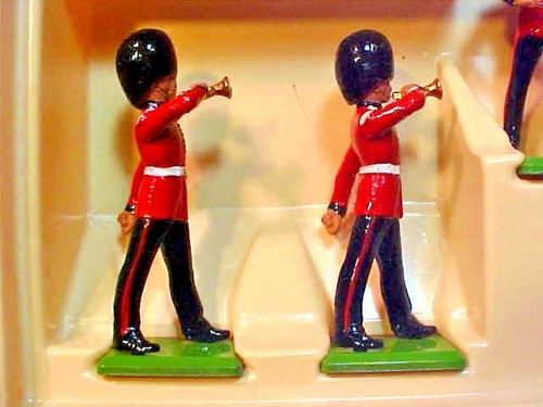 Britains Ltd 7206 Scots Guard Drum Bugle Toy Soldier Set NEW Set 0f 10 K579 - Picture 6 of 9