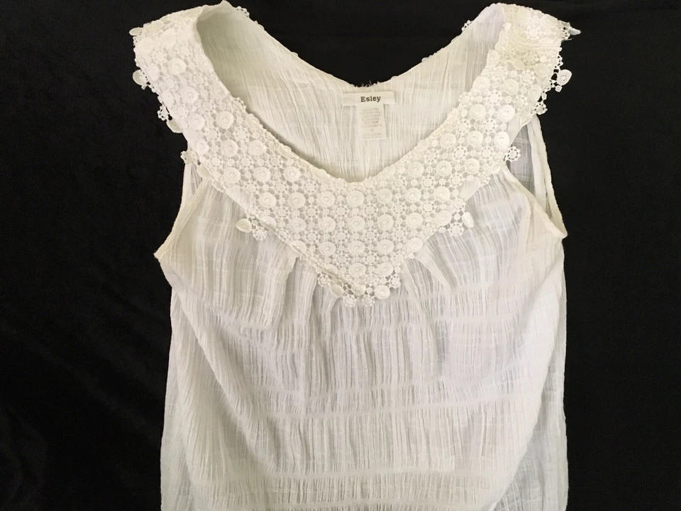 Camiseta sin mangas Esley talla mediana, blanca hermosa cuello de encaje parte inferior recortada Foto 2 de 4