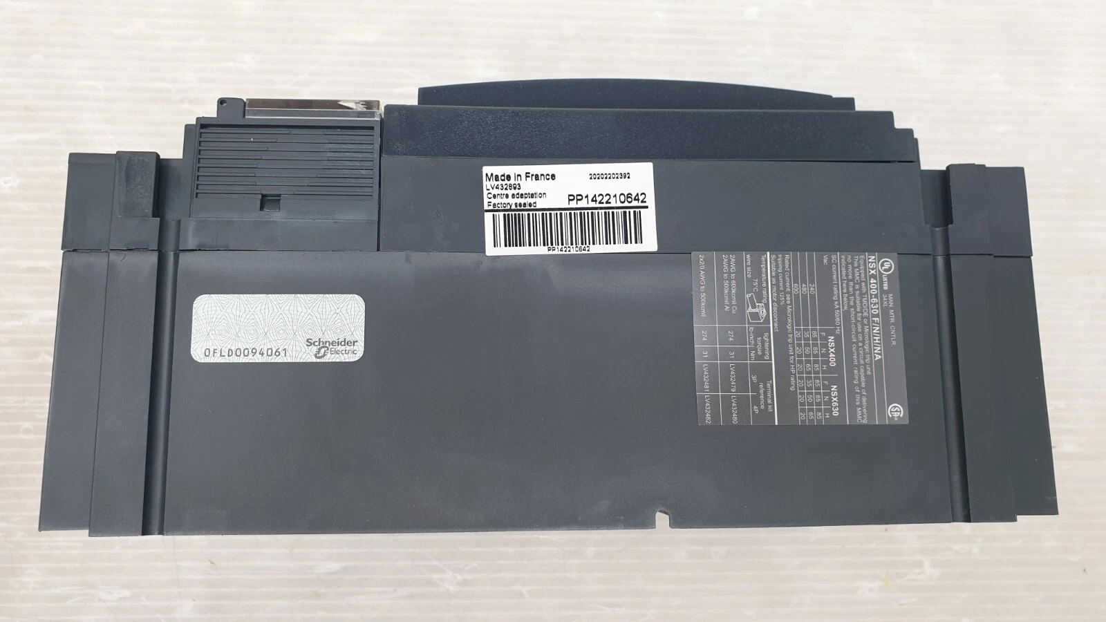 Side of the NSX630N with LV432893 factory sealed label and UL label for NSX400-630