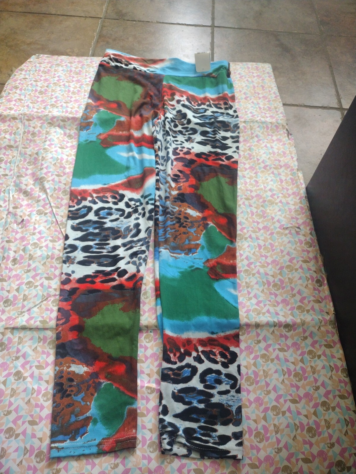 Women's Cute Leggings Konga Brand Size XL NWT!